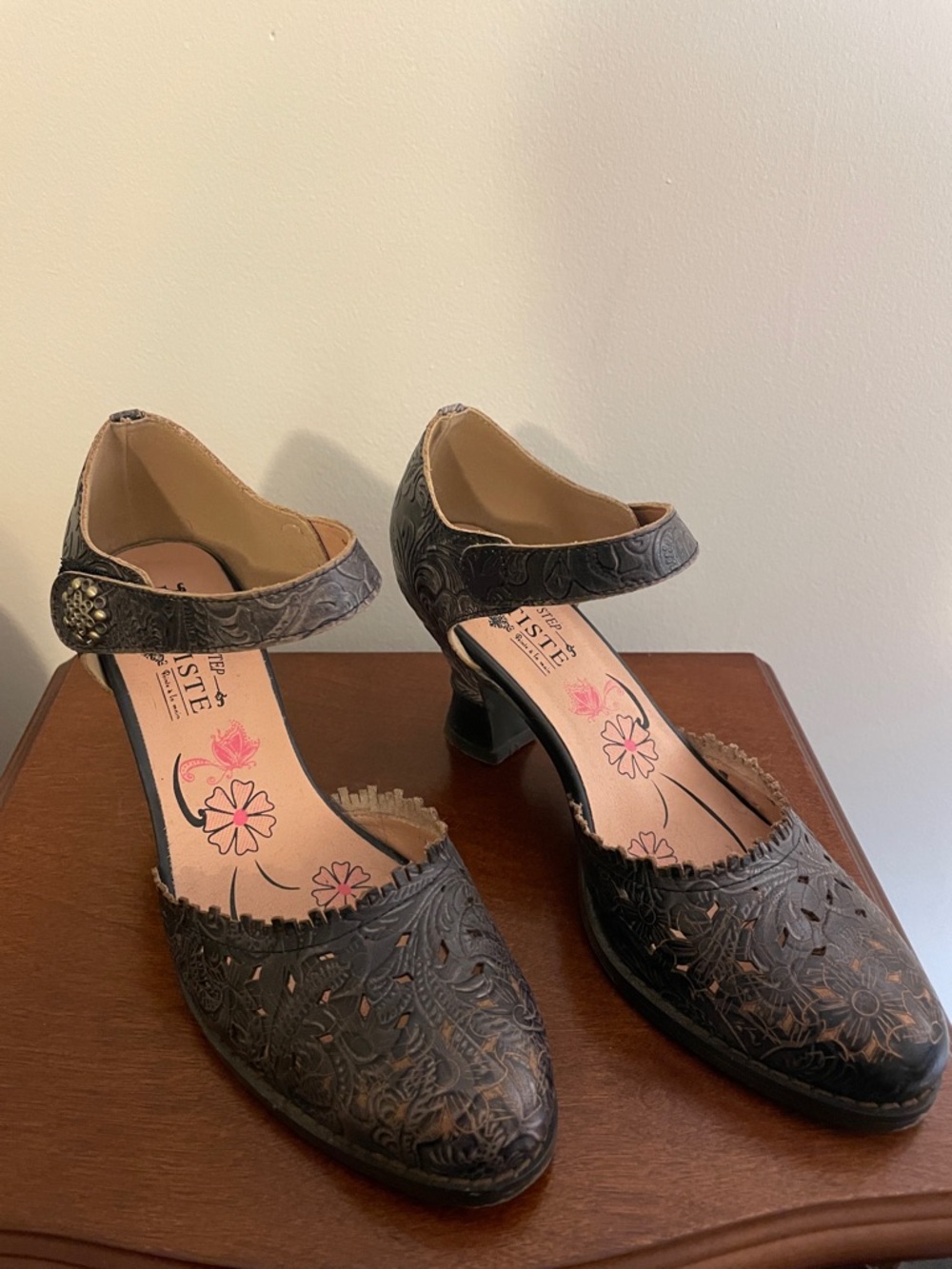 L’Artiste by Spring Step Mary Jane Heels